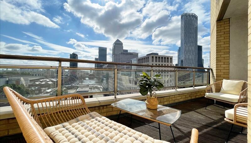 2 bed property in Westferry Circus, London